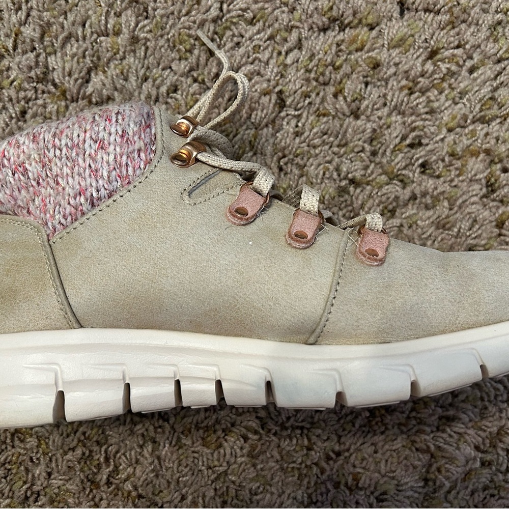 Skechers Women's Tan & Pink Lace up stylish Ankle Boots for hiking. - Picture 8 of 9
